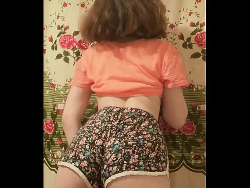 ❤️ セクシーな若いベイブがカメラでショーツを脱ぐ ❤️❌ 上質ポルノ ❌️