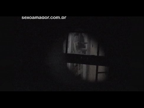 ❤️ ブロンドが空洞のレンガの後ろに隠れた近所の盗撮犯に密かにビデオ撮影される ❤️❌ 上質ポルノ ❌️